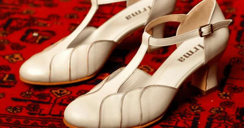 slipper | WEDISTRY BLOG white shoes to a wedding