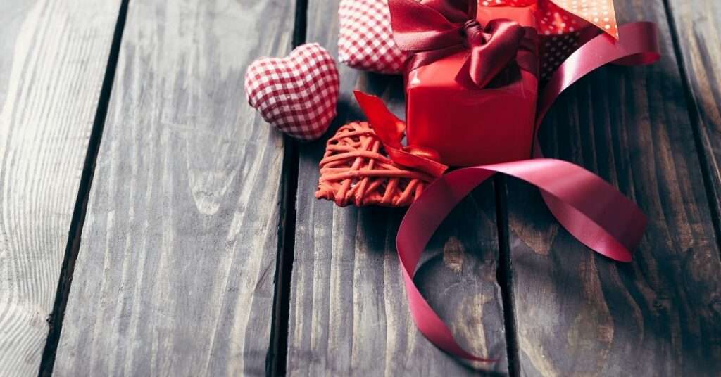 A Simplified List of Wedding Anniversary Gifts by Year wedding anniversary gifts