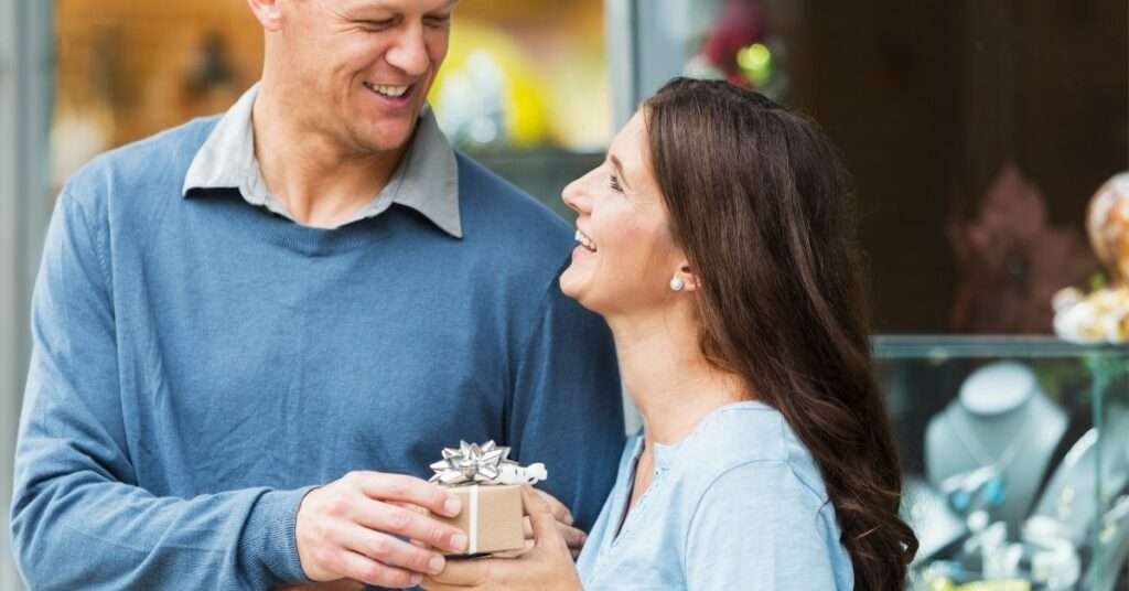 A Simplified List of Wedding Anniversary Gifts by Year wedding anniversary gifts