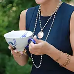 What Jewelry Goes with a Navy Blue Dress